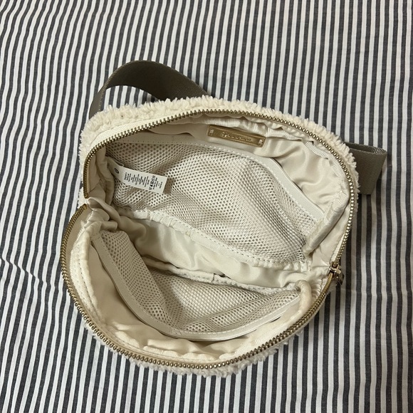 Lululemon Everywhere Belt Bag 1L Fleece - Picture 9 of 12